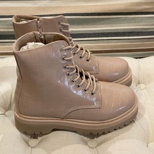 SOLD💔NEW Lug Sole/Moto/Hiking Boots/anti-slip traction/water resistant/1.5”heel